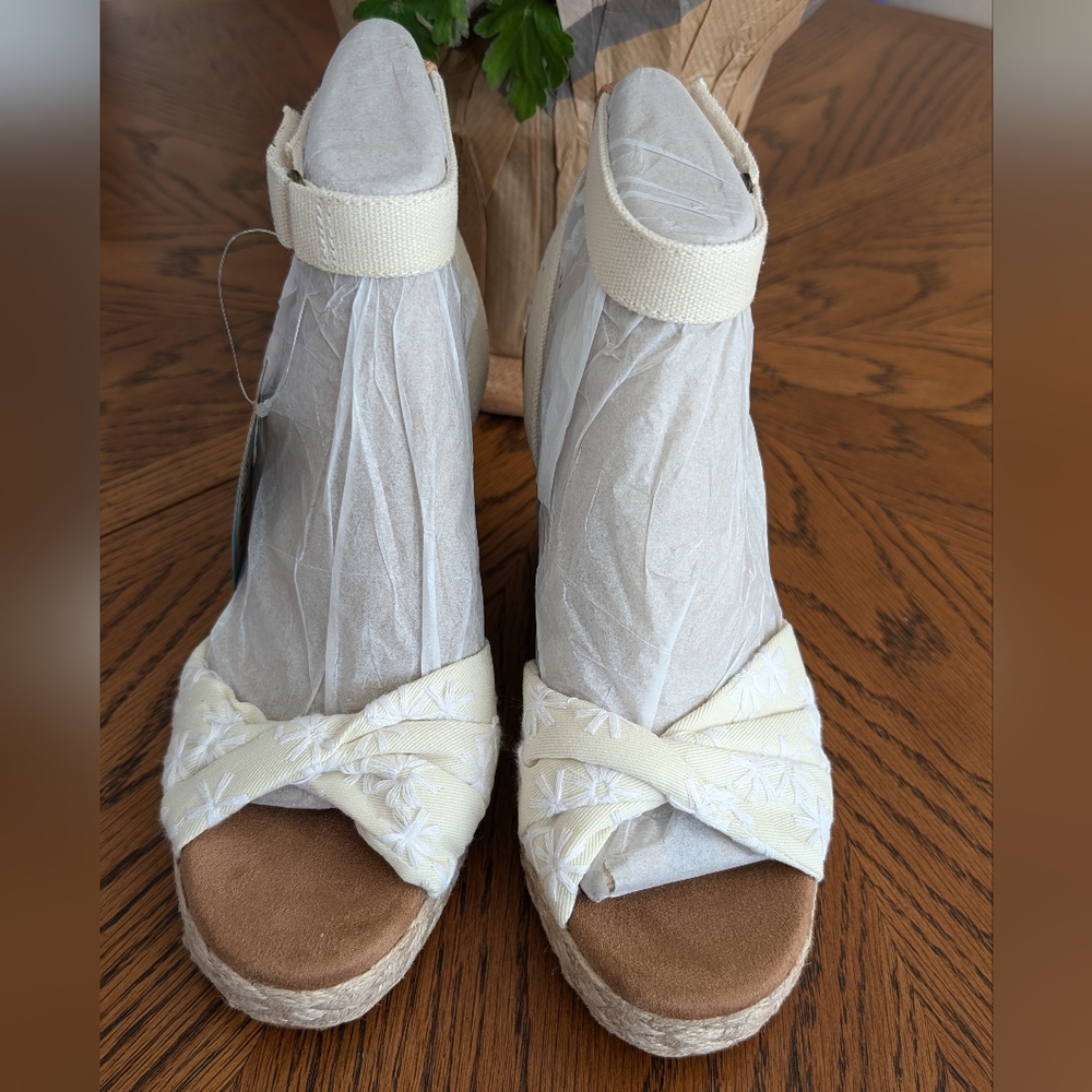 Toms Cream and Tan Wedges
